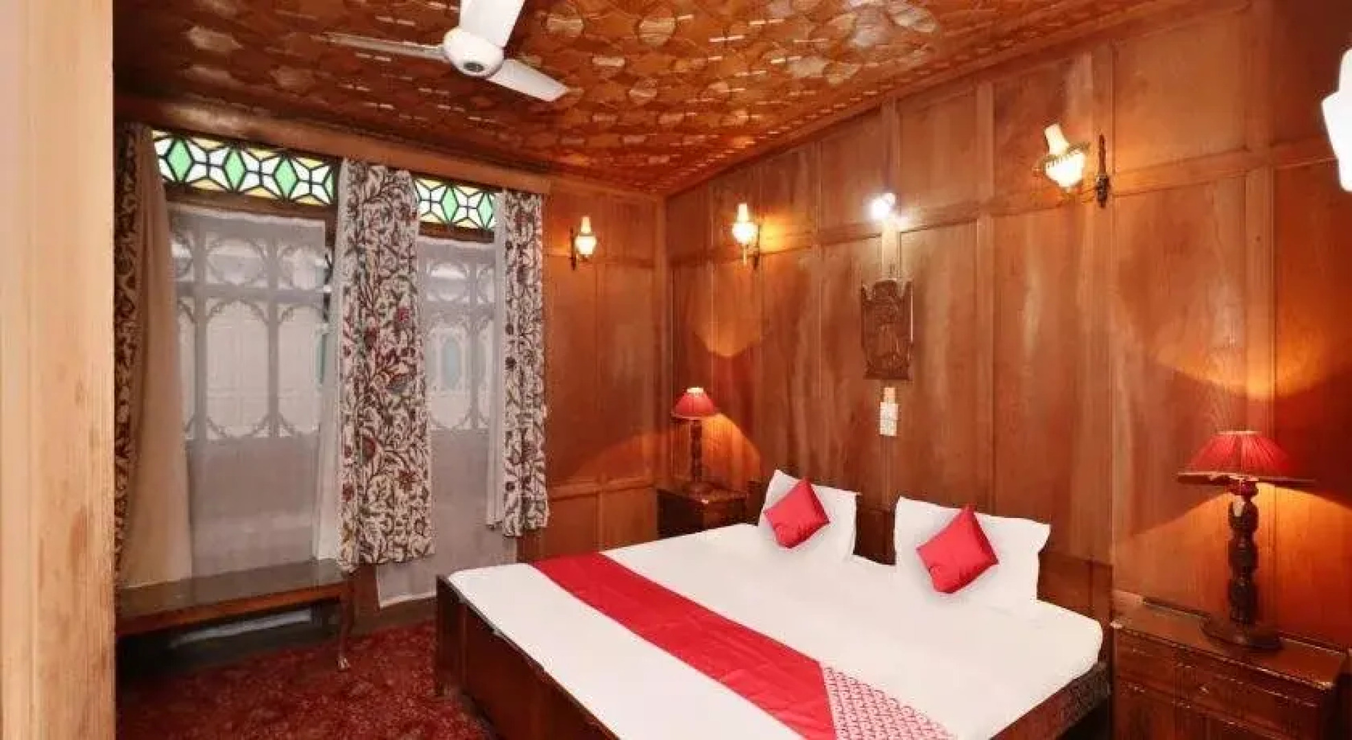 Royal dandoo Houseboat