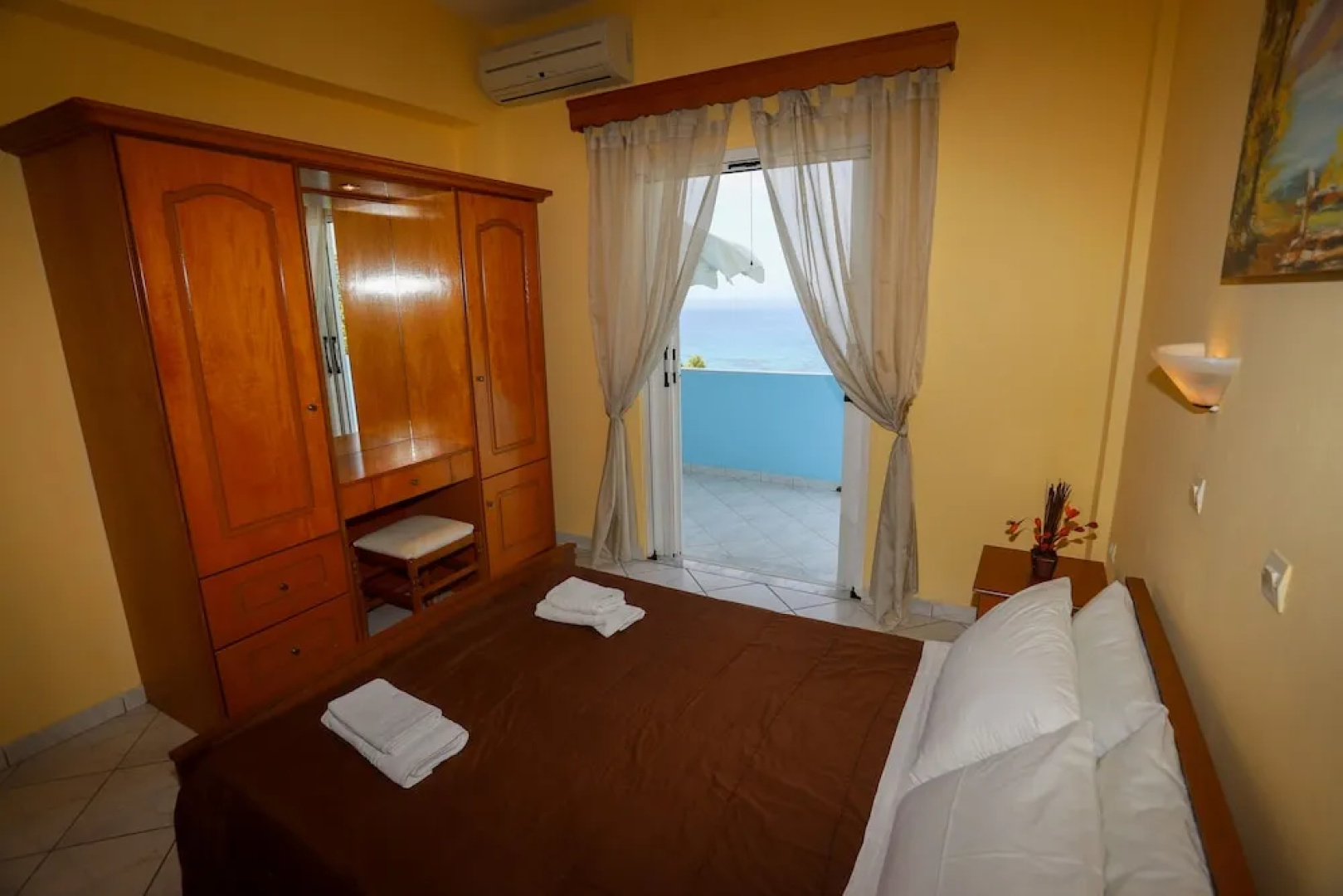 Agios Georgios - 2 Beds - Sleeps 5 - Free Parking