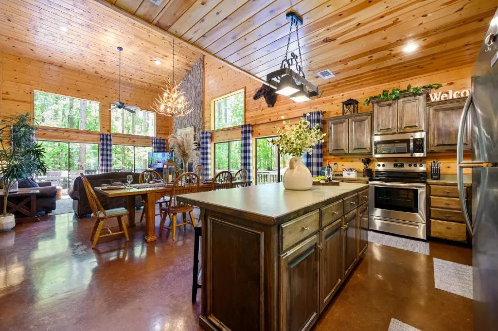 Hickory Bear - Secluded Cabin, Sleeps 10, New Hot Tub, Fire Pit, Arcade, Foosball Table & Deck Slide