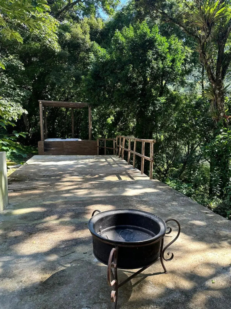 Sítio com piscina e lareira