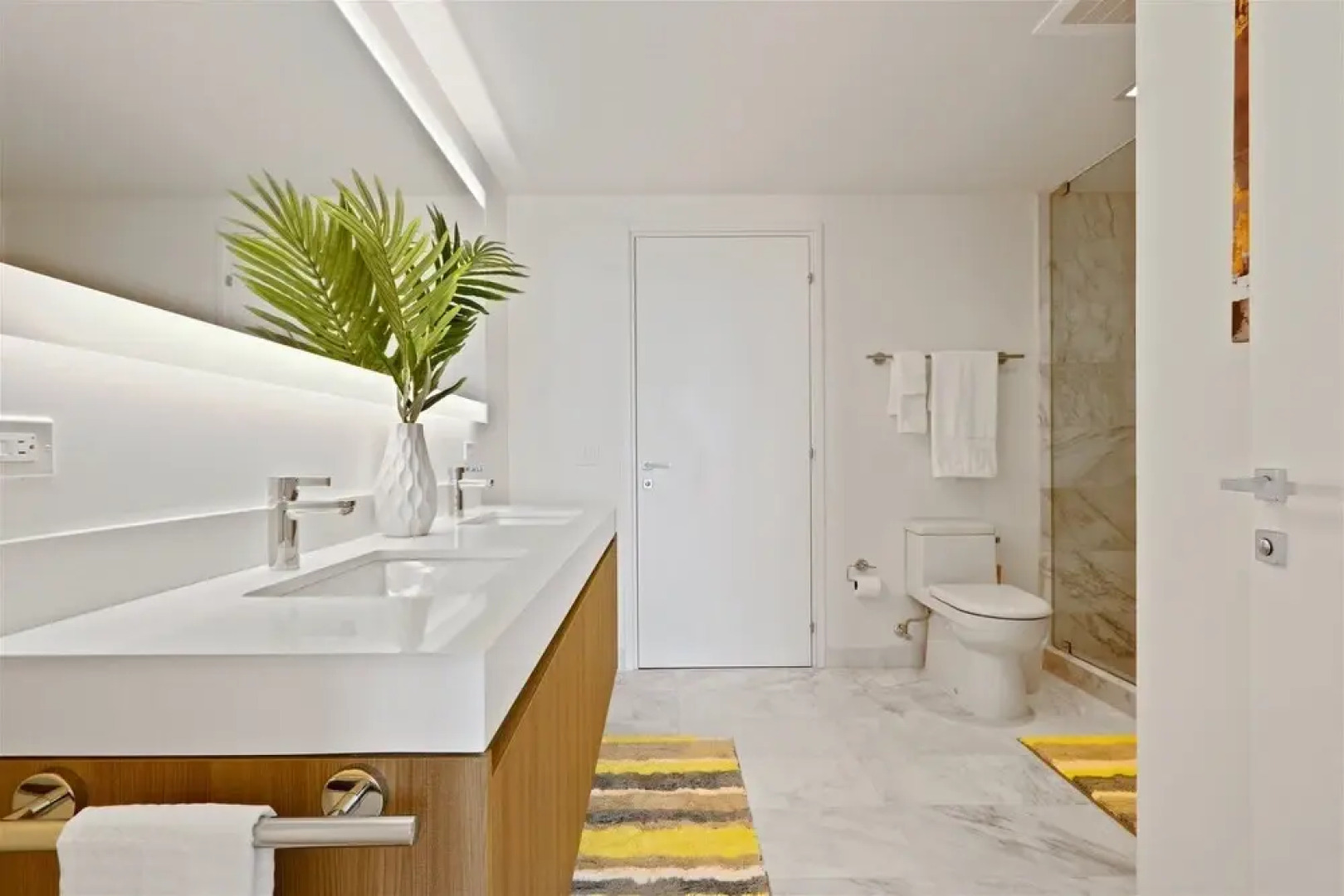 Top Fort Lauderdale Condo 7th Floor - Private and Sanitized, Hotel Amenities, Free Parking for Stays Over 27 Days, 400 ft From the Beach. Hosted by Super Host!