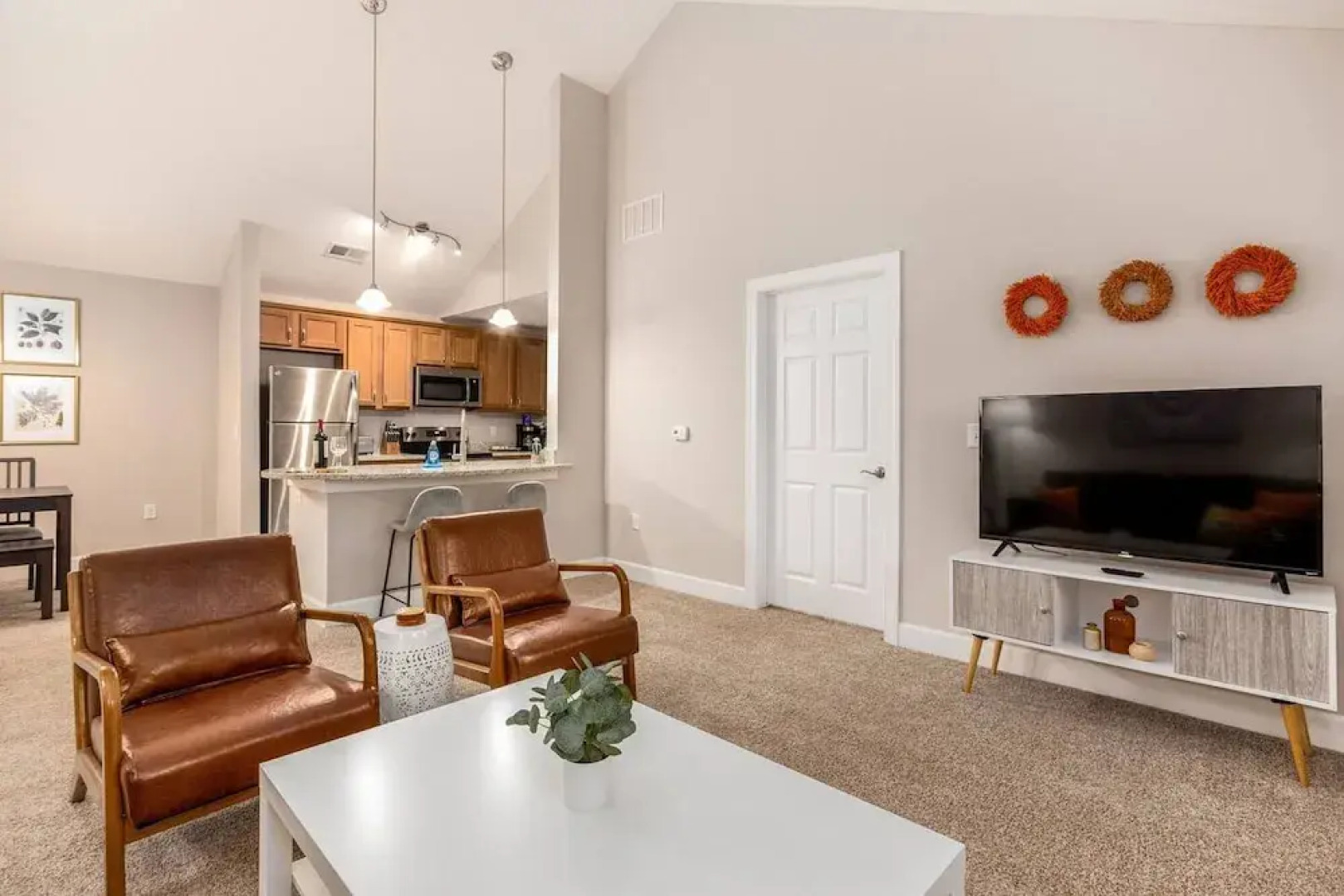 Woodland Penthouse 2BR W D Pool Gym Walkable