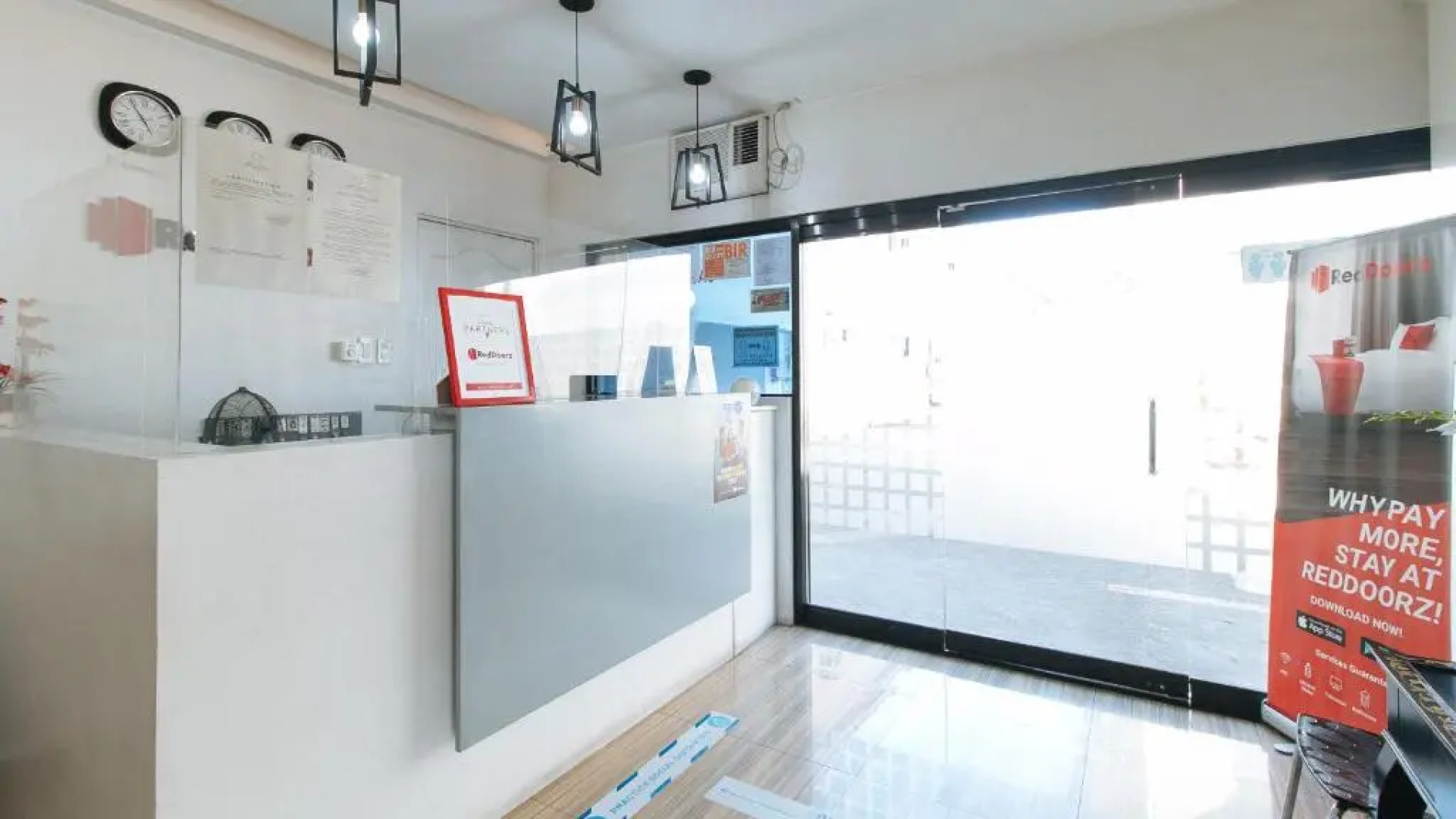 RedDoorz near SM Calamba - Vaccinated Staff