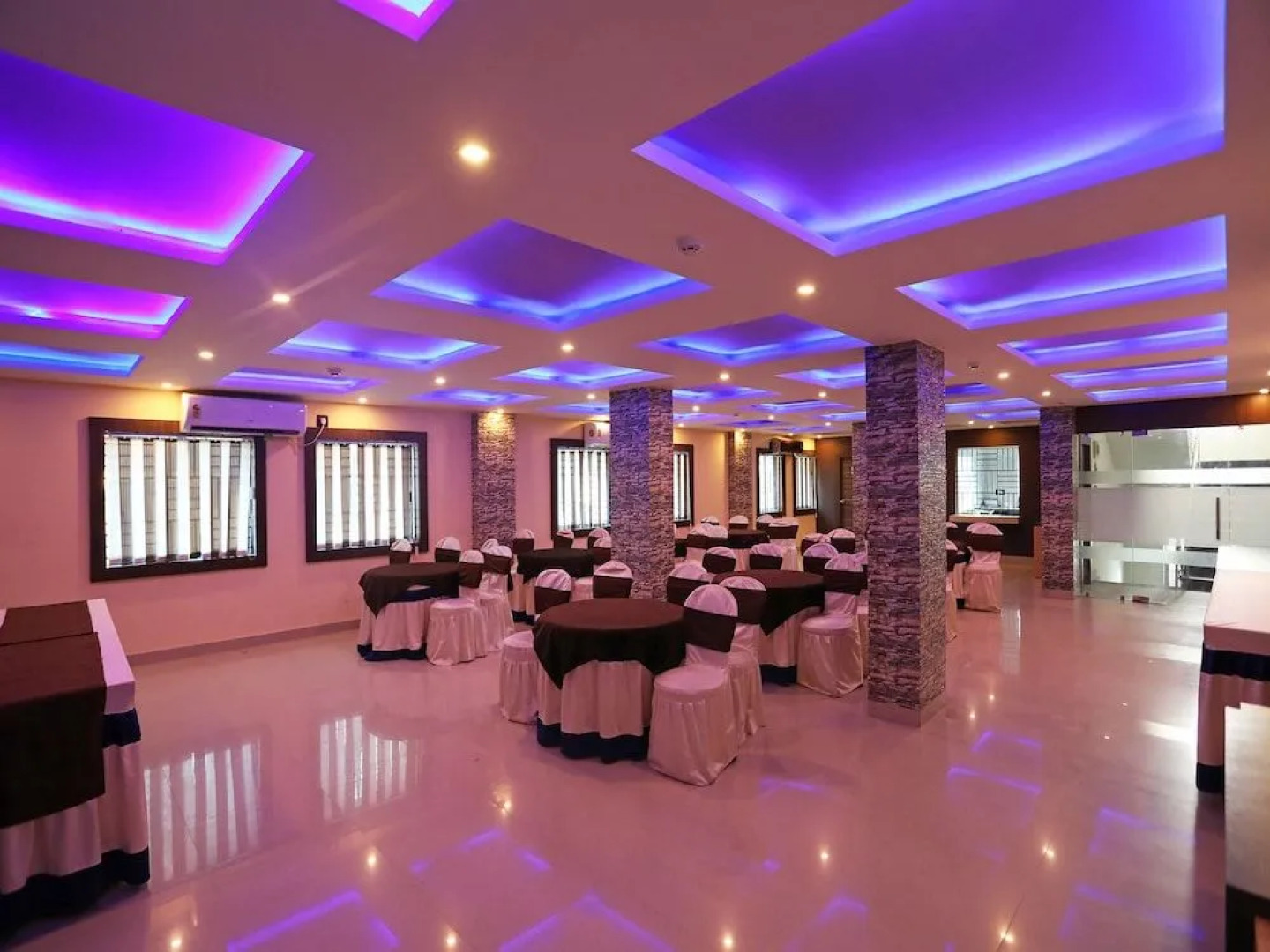 OYO 25124 The Dolphin Palace