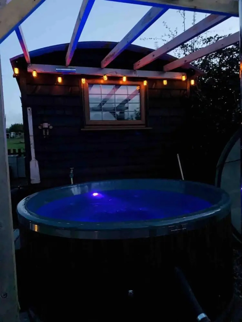 Cute and Cosy Shepard hut With Wood Fuel hot tub