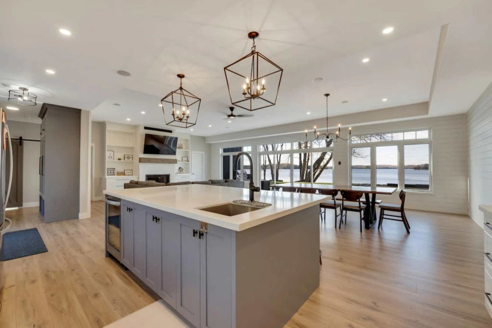 Luxury Cottage overlooking Wollaston Lake-Hot tub