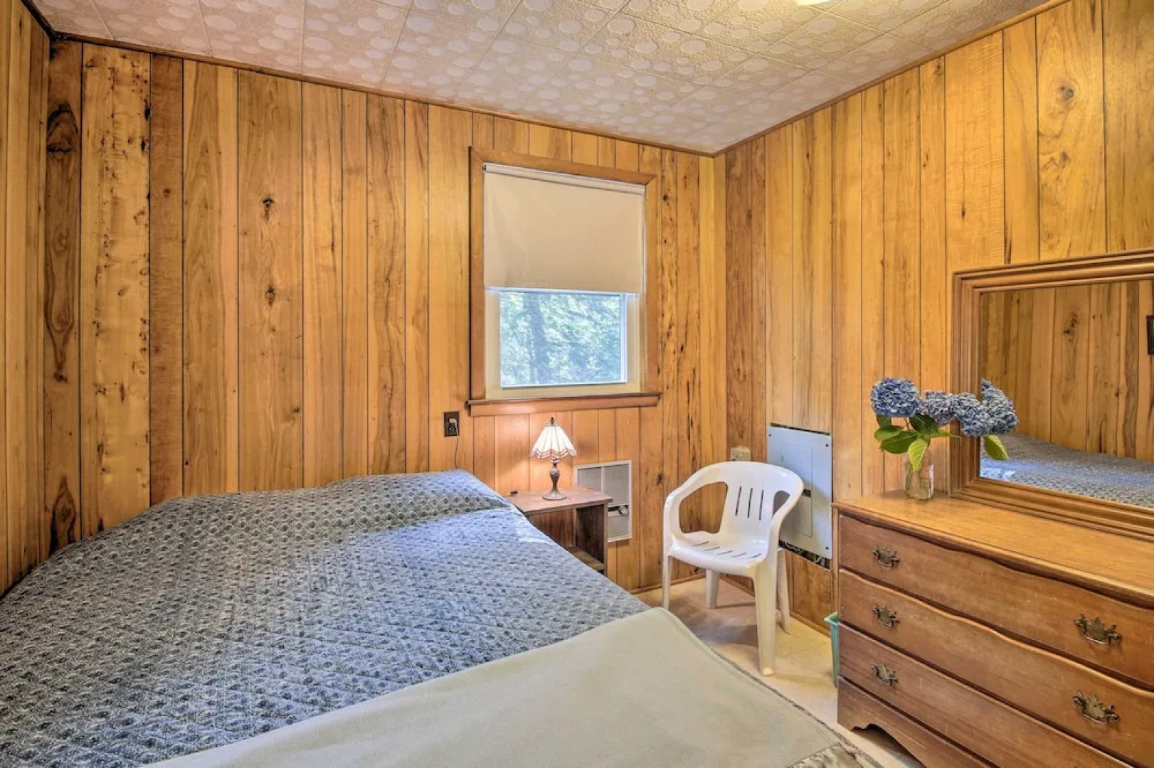 'the Birches' Raymond Getaway w/ Beach & Boat Dock