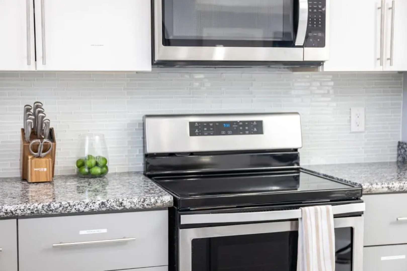 Amazing! 3br 2ba Sofa Bed, Near Beach, Heated Pool, Full Kitchen, WiFI, Patio, BBQ, Private Yard, Peaceful Neighborhood