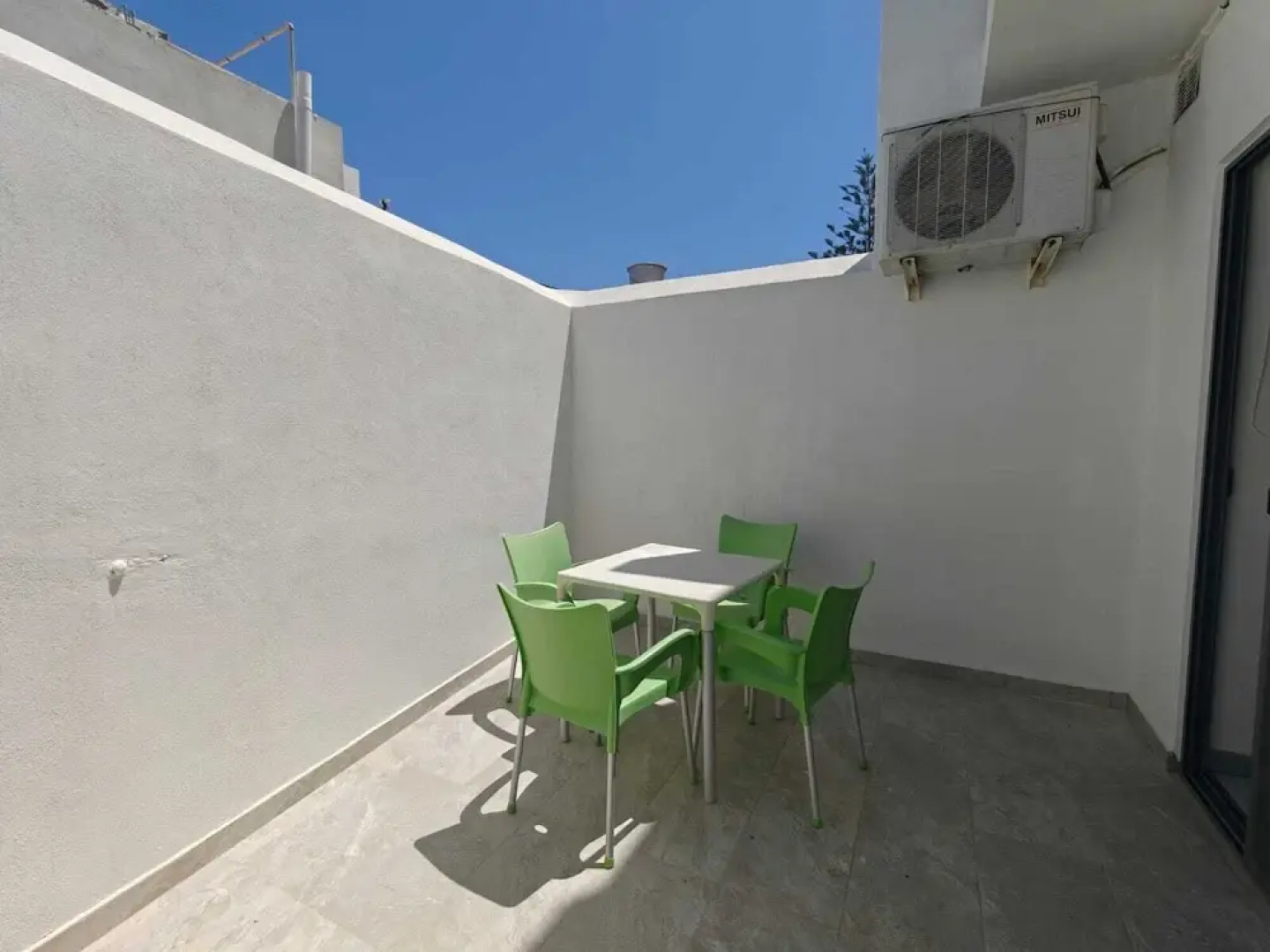 Twin Room with Laundry in Pembroke
