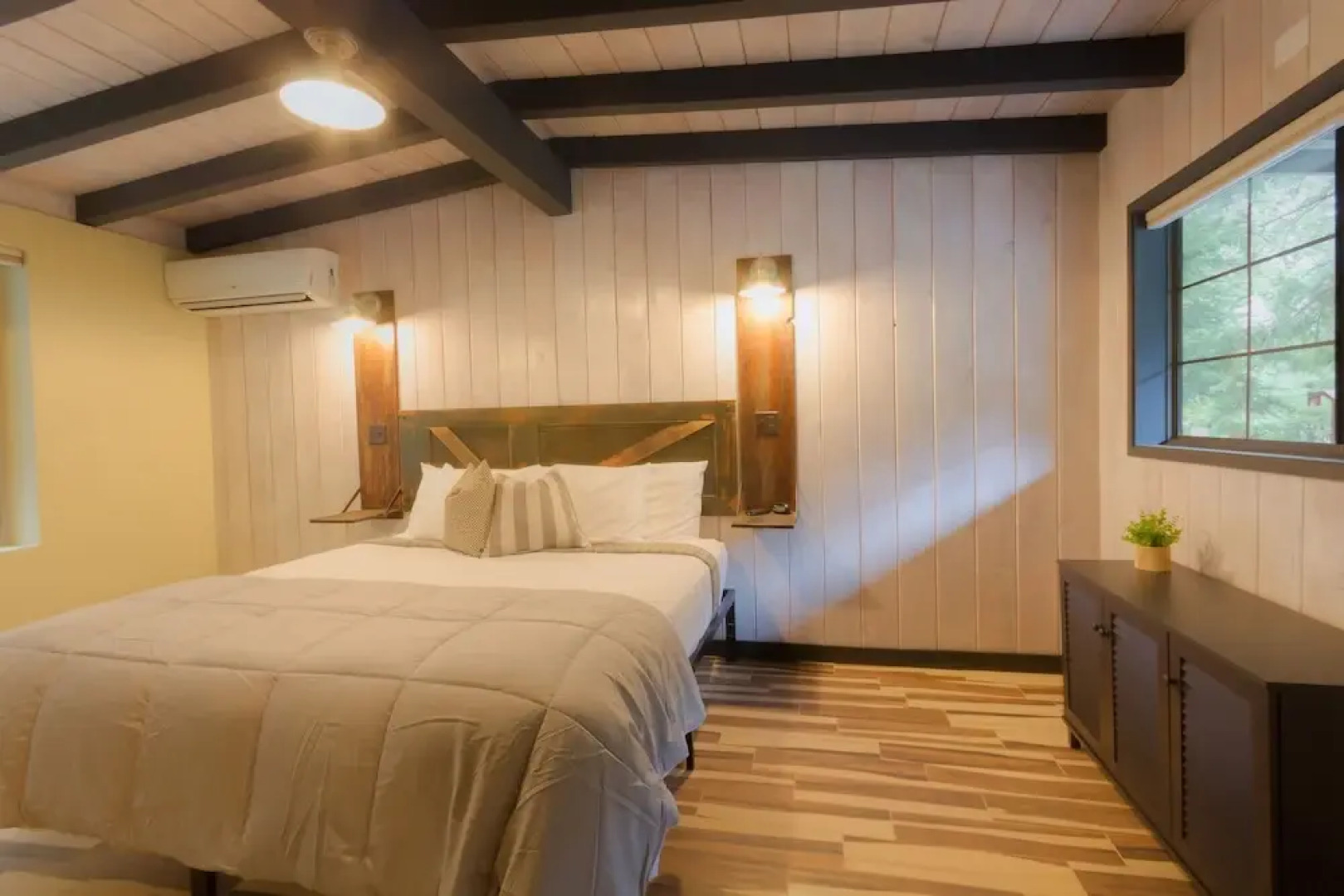 Destination Oak Creek 9 1 Bedroom Apts by RedAwning