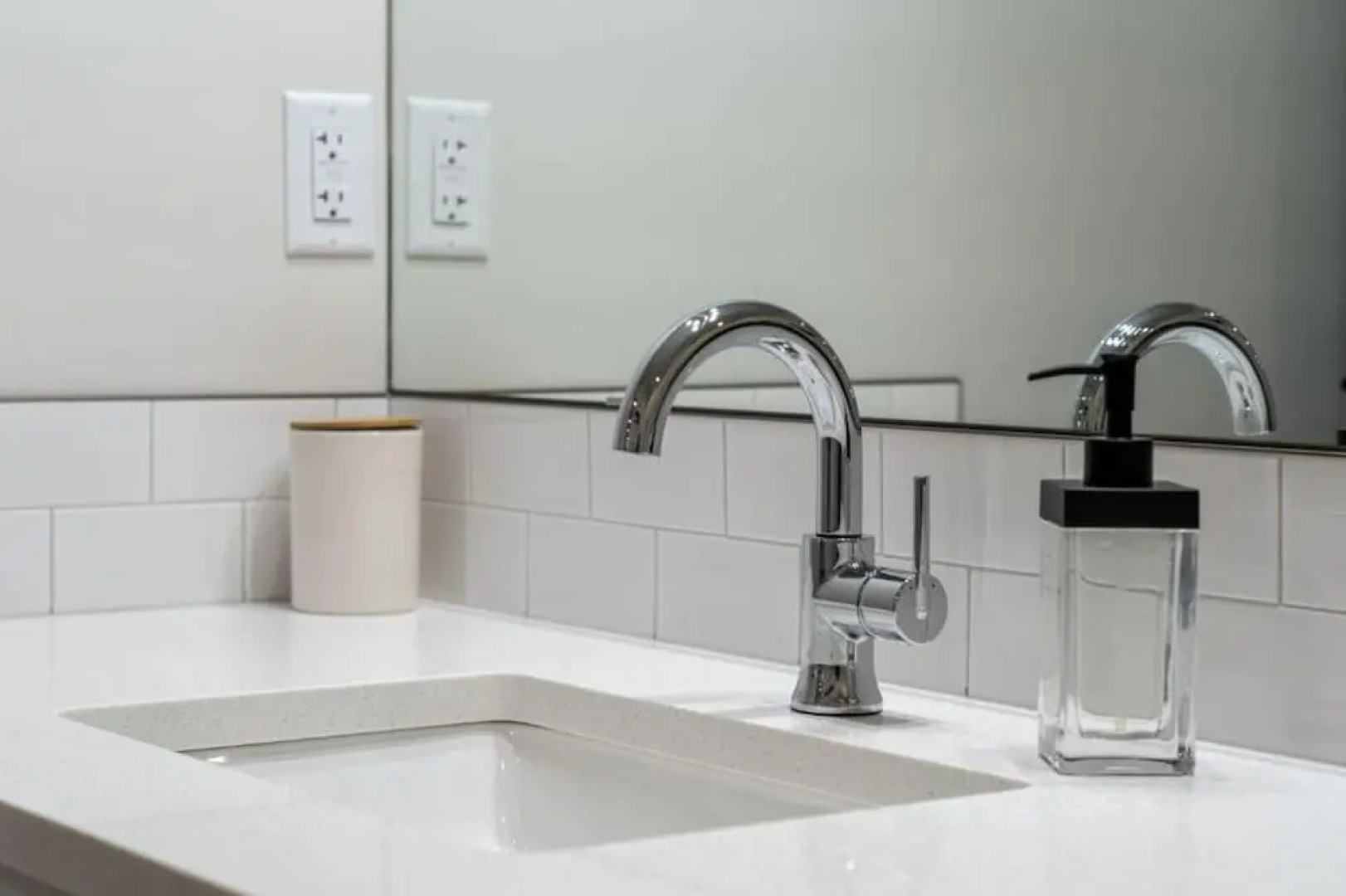 Livingston Way I Sleep 6 I Netflix I Kitchen I TV