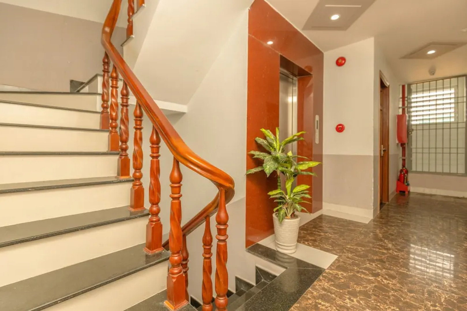 Hoang Truong Hotel by OYO Rooms