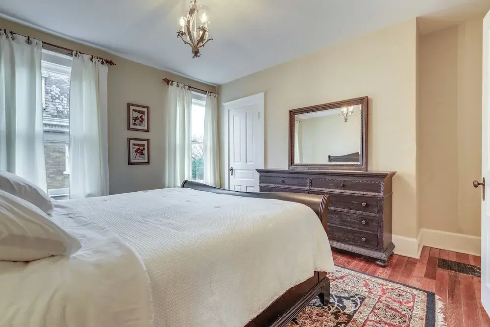 Walk to Garden & Restaurants: Zanesville Apartment