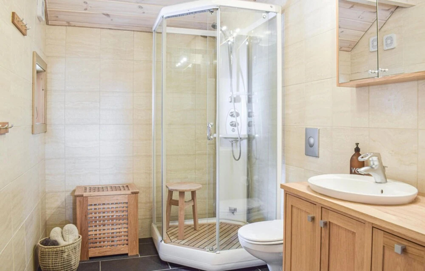 Nice Home in Røldal With 4 Bedrooms