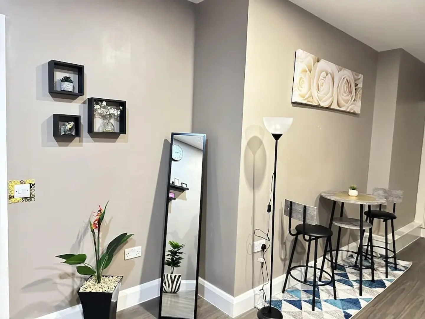 2 Bed Apartment - Sleeps 4 - Wifi - Parking