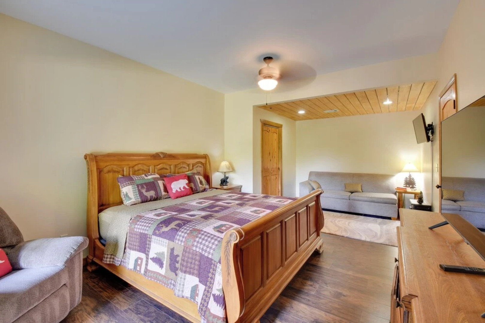 Hot Tub, Game Tables & Mtn Views: Ellijay Cabin