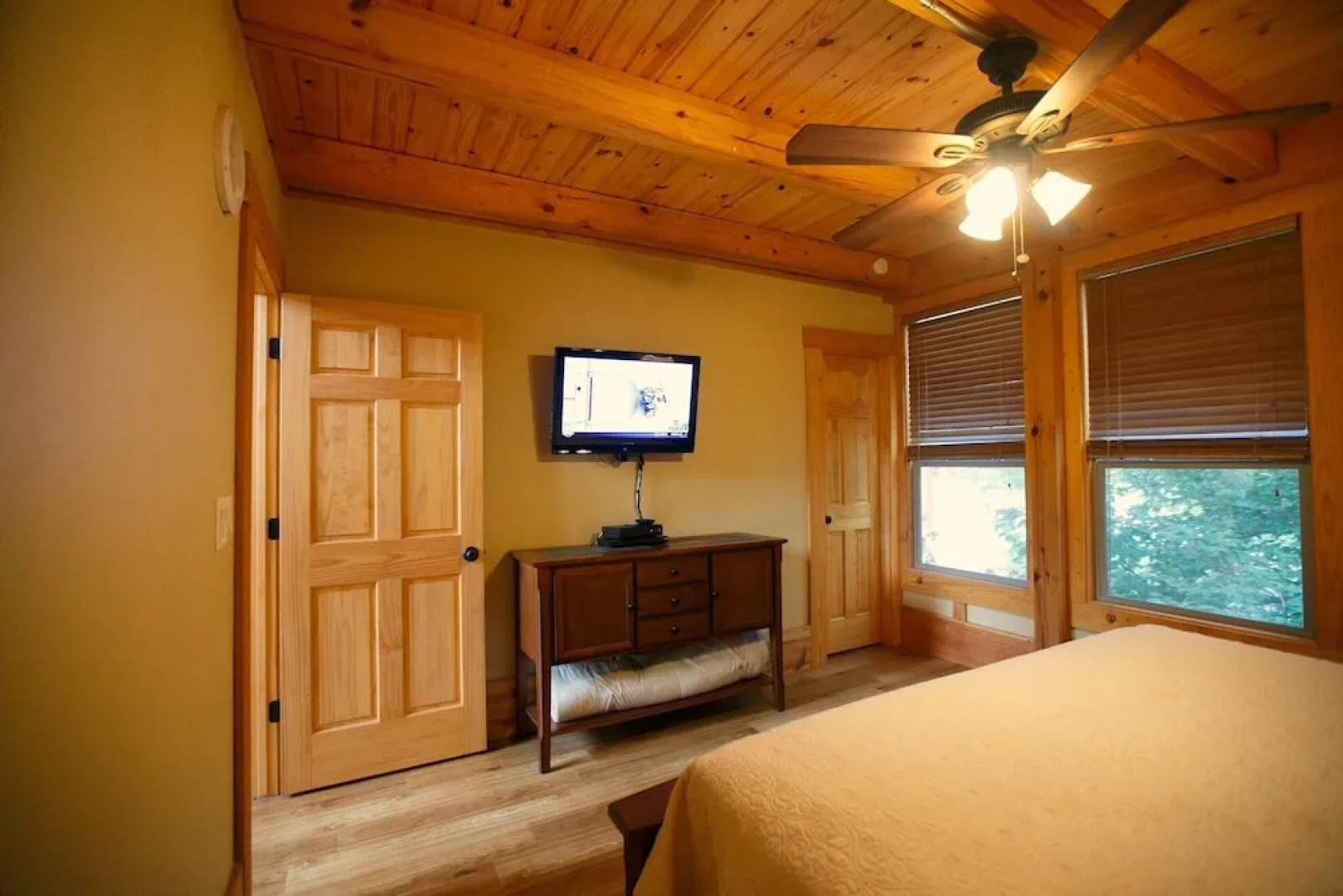 River Rd. Treehouses-Mourning Dove Haus