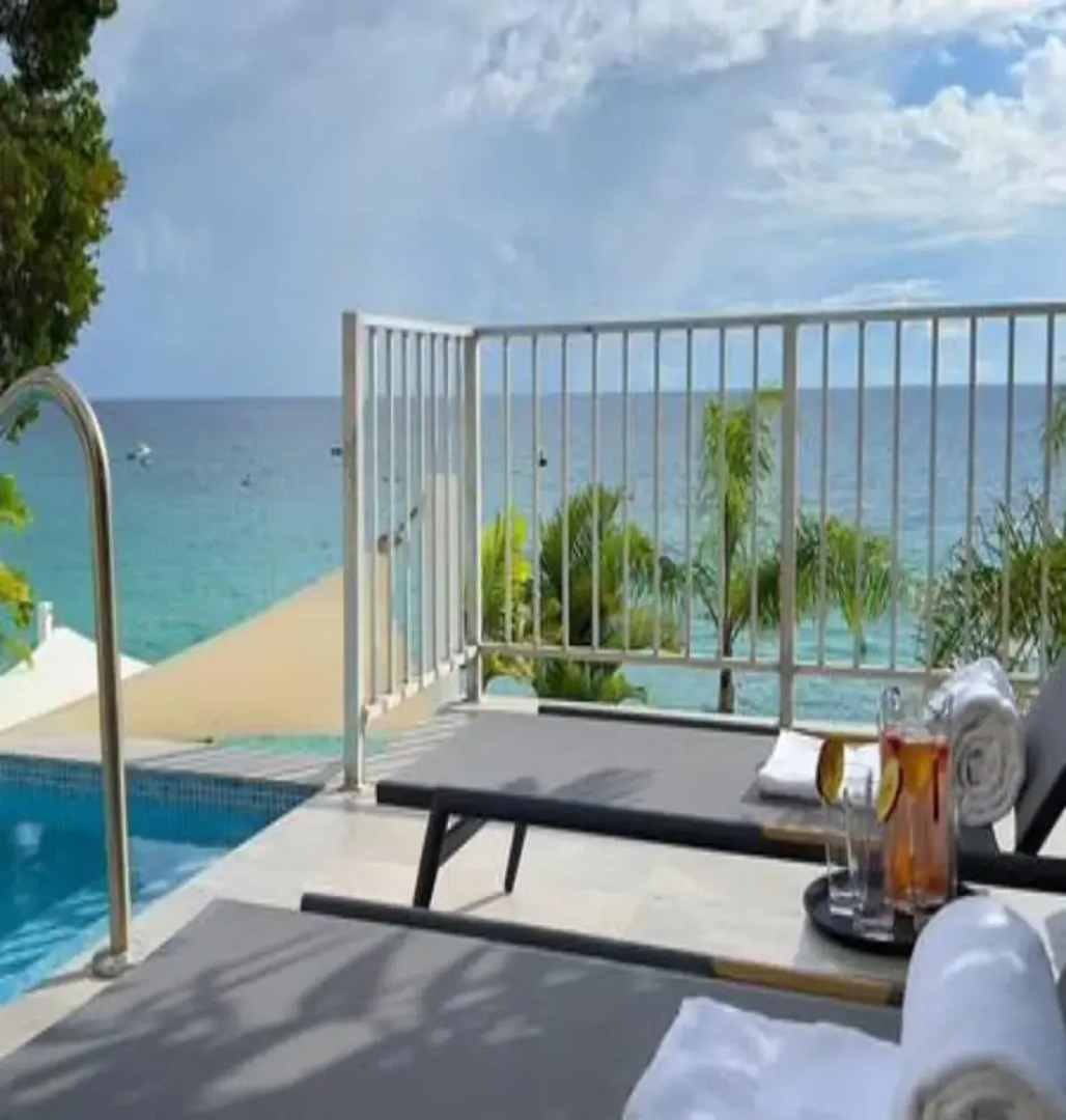 Villa Francoise - 4 Bedroom Beachfront w Pool