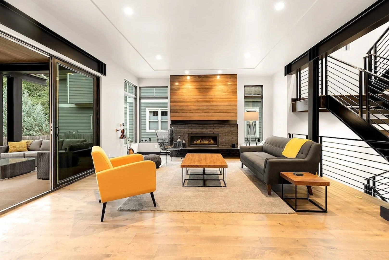 Relaxing in Paradise W Private Roof Top Deck!!