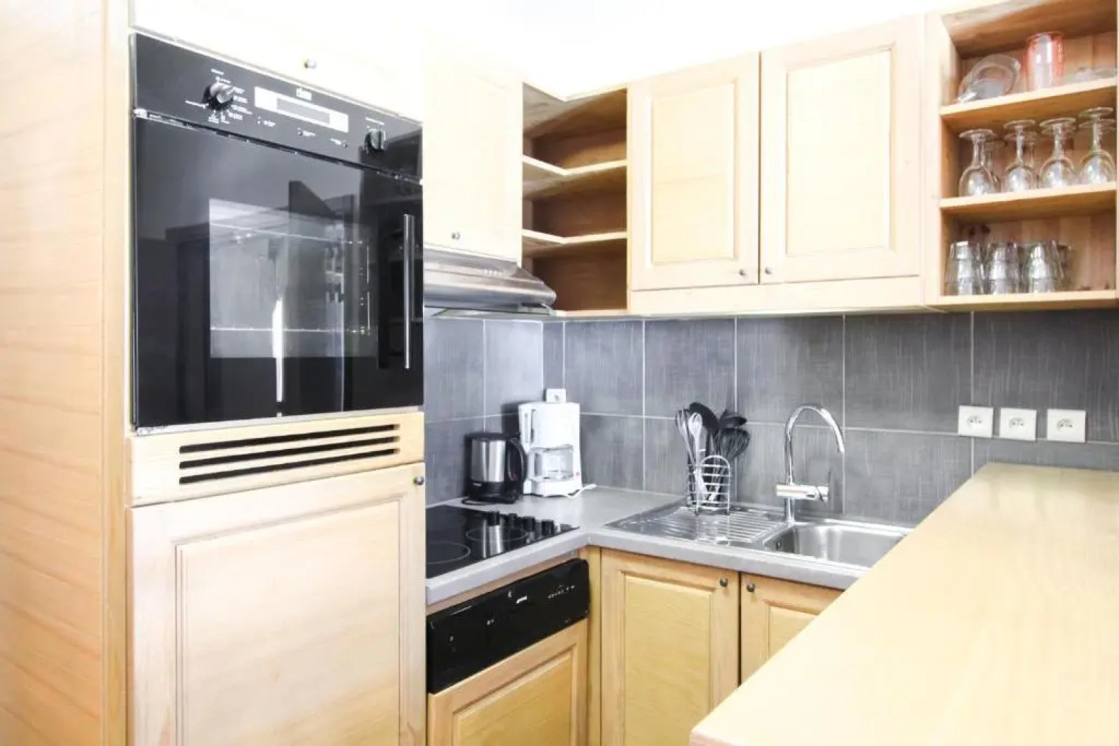 Charming 6th-floor 2-bedroom apartment with fireplace