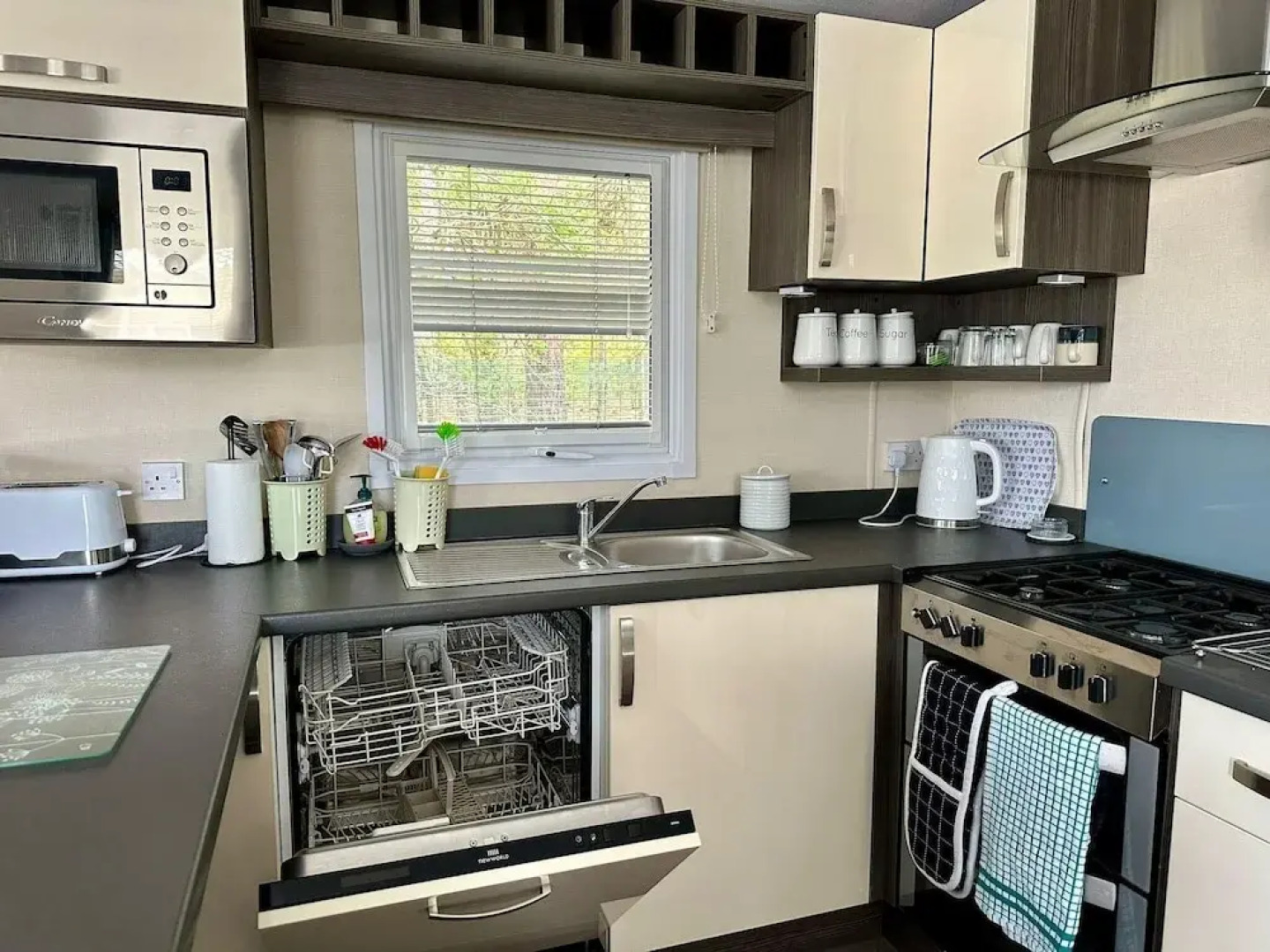 Caravan - Sleeps 4 - Pool - Pet Friendly