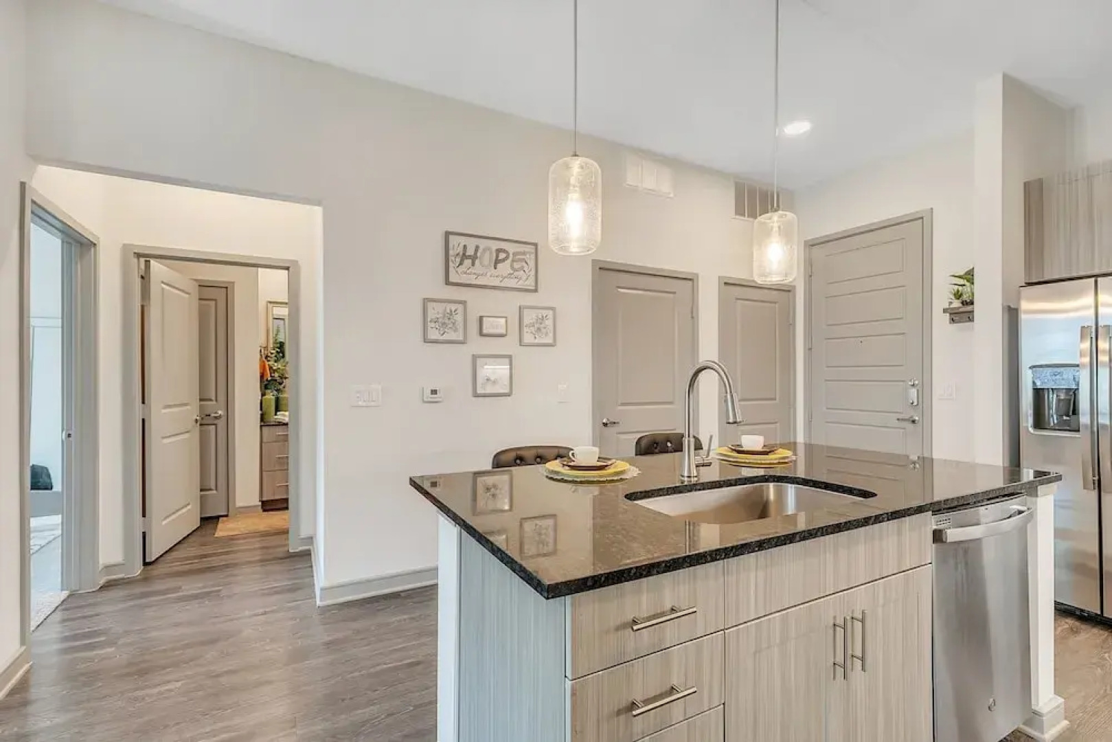 Maison De Luxe Brand New Cozy, Prime Location 1 Bedroom Condo by Redawning