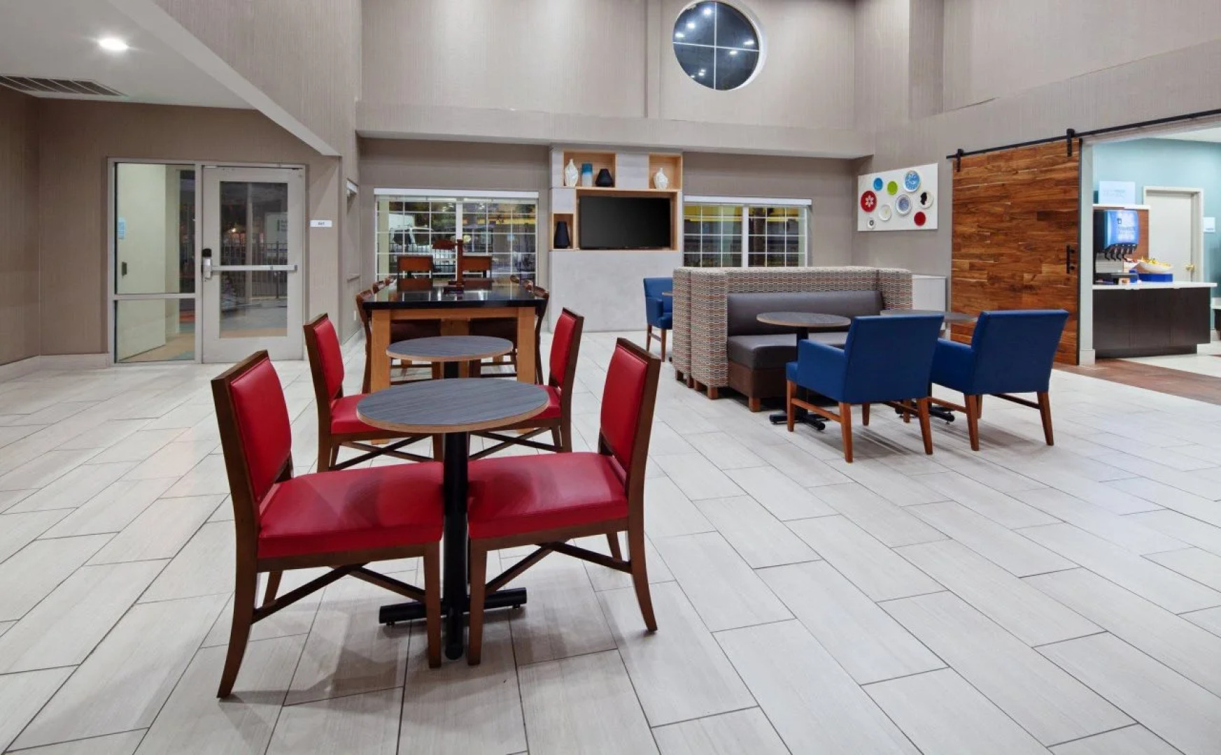 Holiday Inn Express & Suites Tulare by IHG