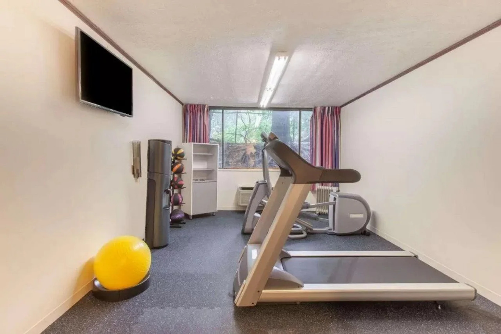 Schenectady Inn & Suites