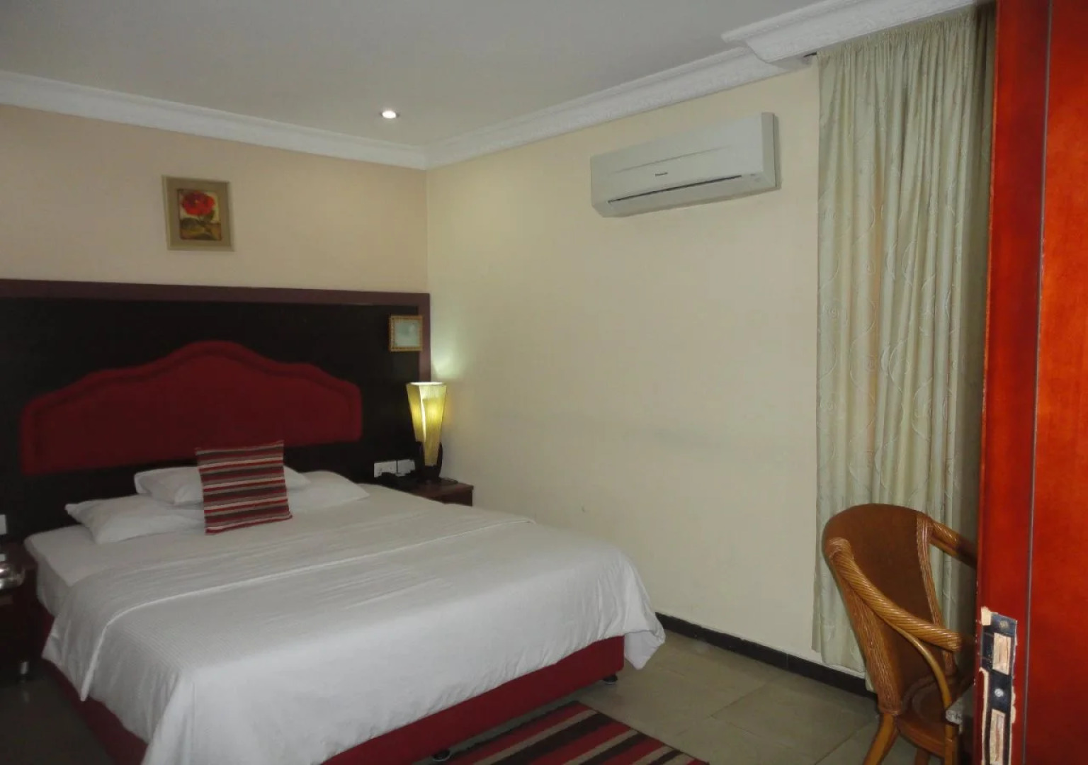 SDM Tavern and Suites