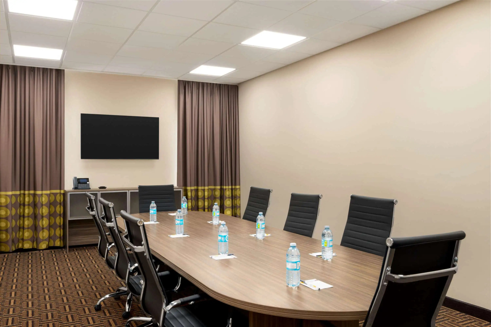 Super 8 by Wyndham Thompson