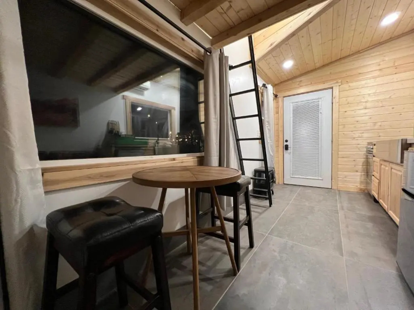 Cozy Orchard Garden Tiny House w Hottub AC Firepit