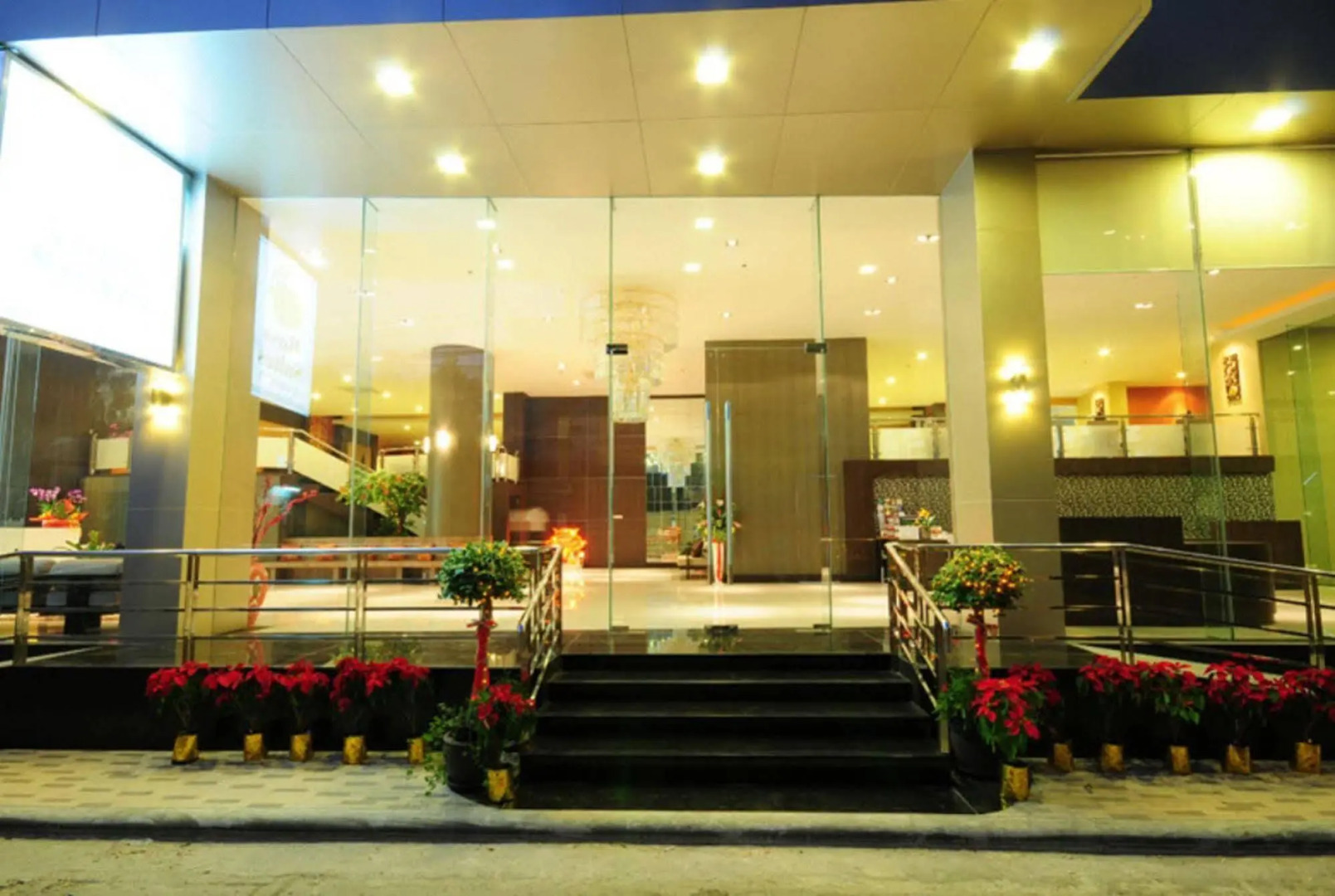 Boss Suites Nana Hotel