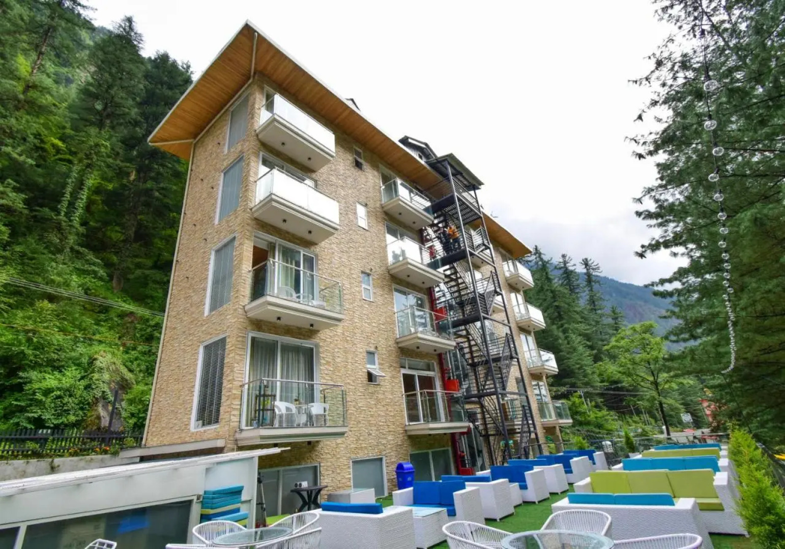 Moksha Riverside Resort Kasol