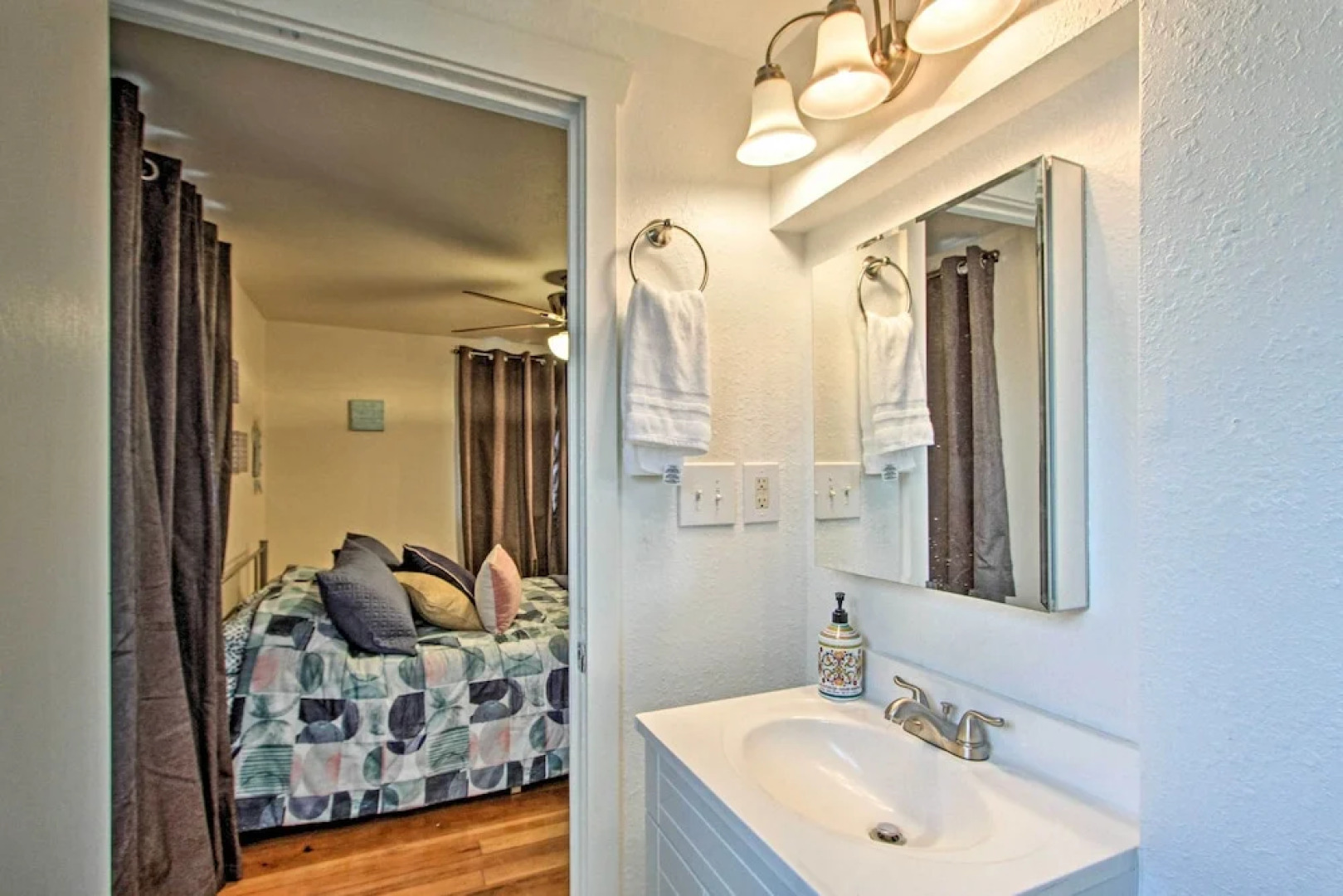 Lovely Tacoma Cottage w/ Fire Pit, Near Dtwn!