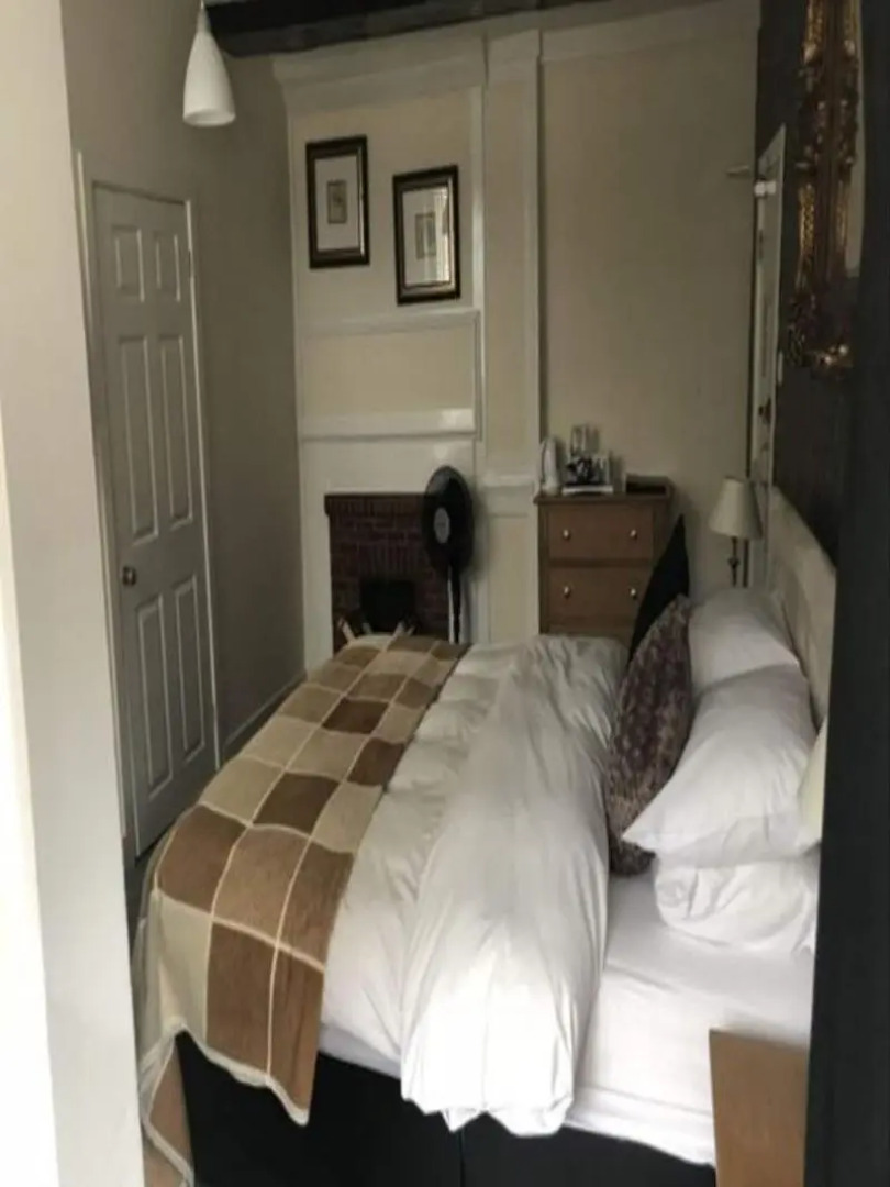 The Crown And Cushion