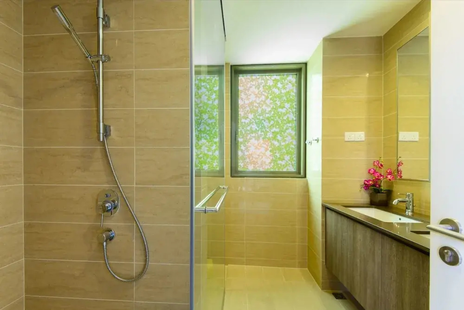 2 Bedrooms Apartment By The Sea