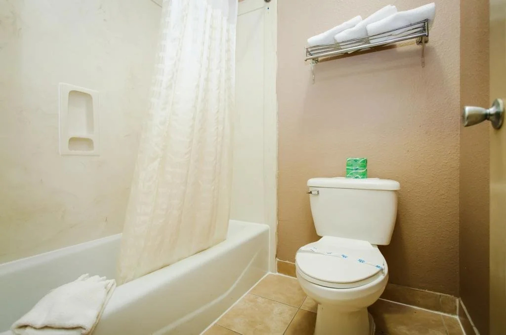 Scottish Inn & Suites