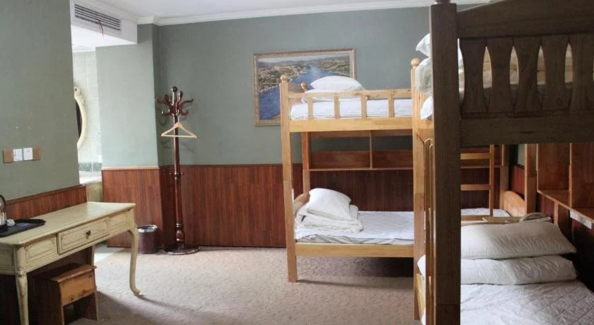 Canal International Youth Hostel