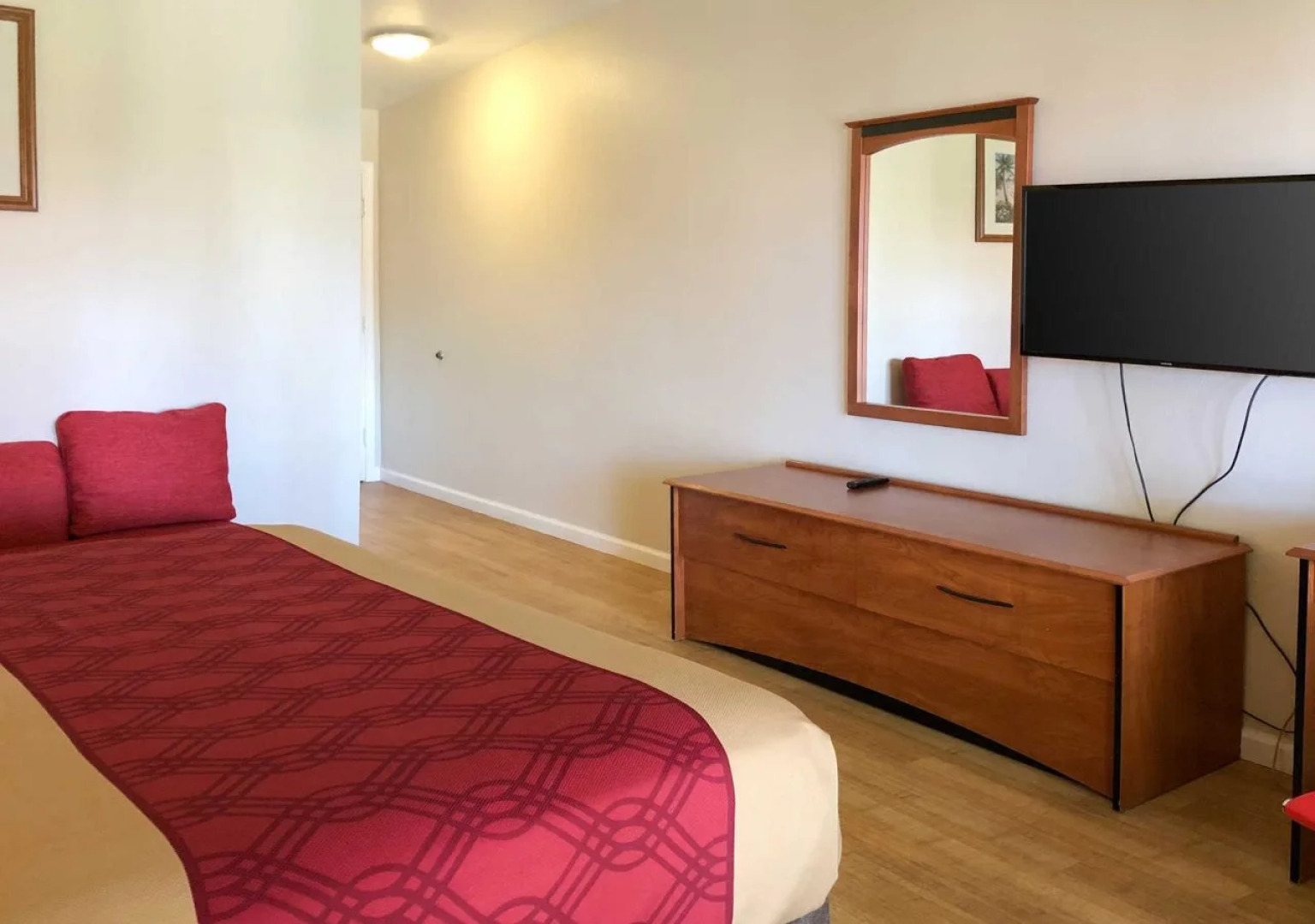 Econo Lodge Inn & Suites Oakland Airport