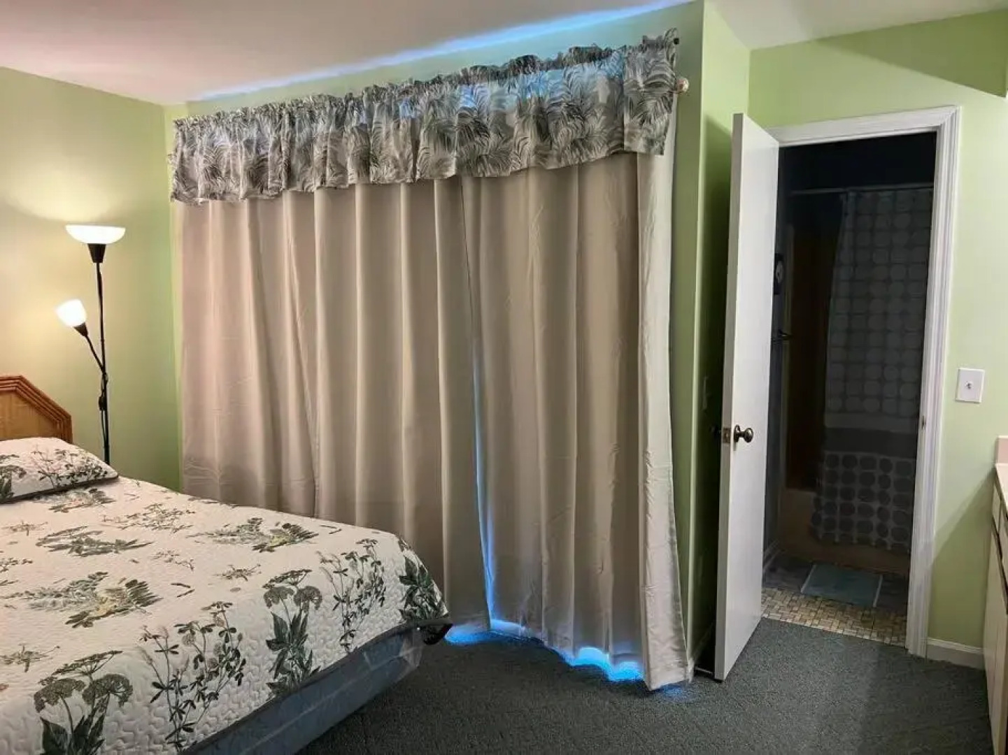 Lovely 2-bedroom condo with pool