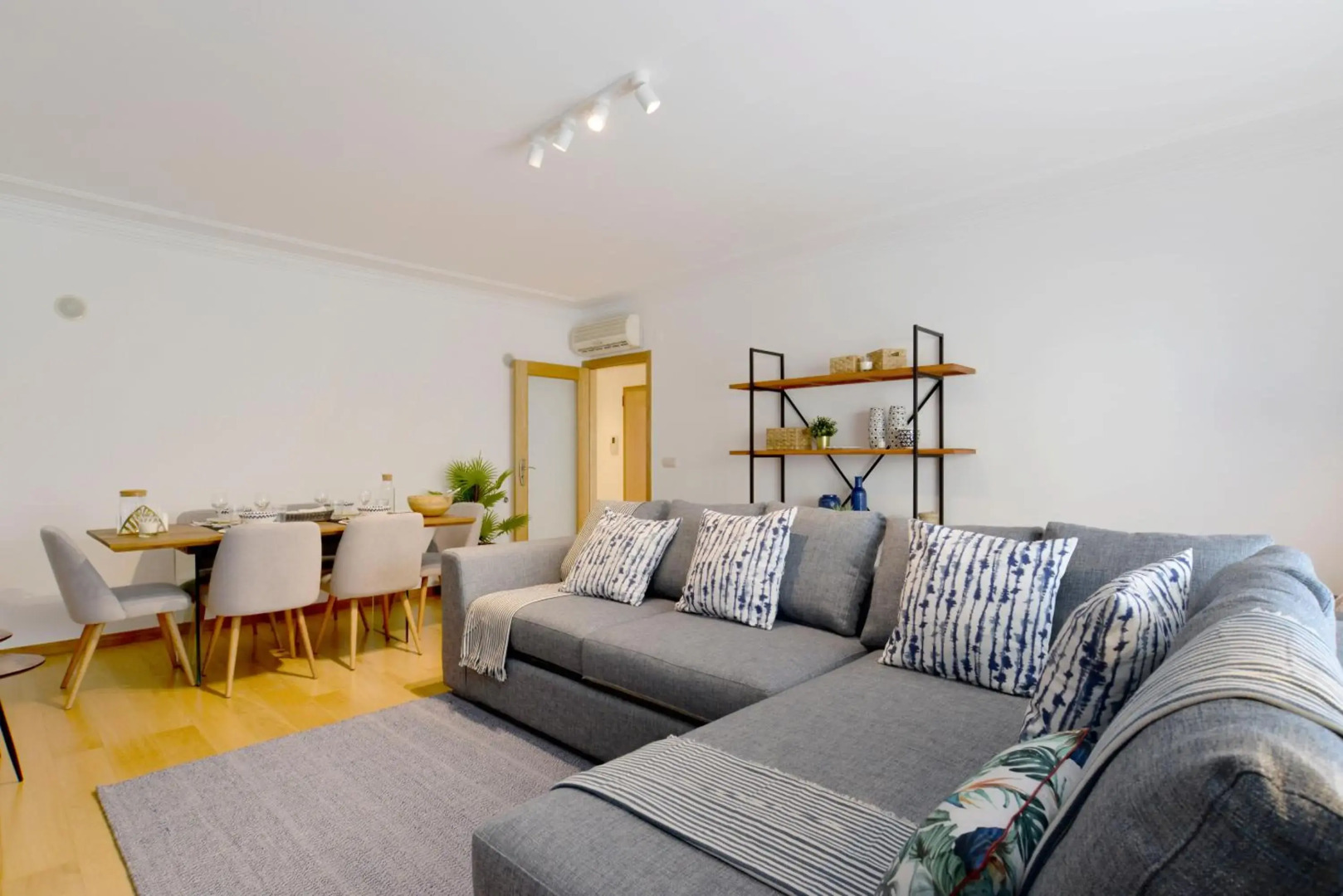 Gorgeous Beach Apartment - Checkinhome