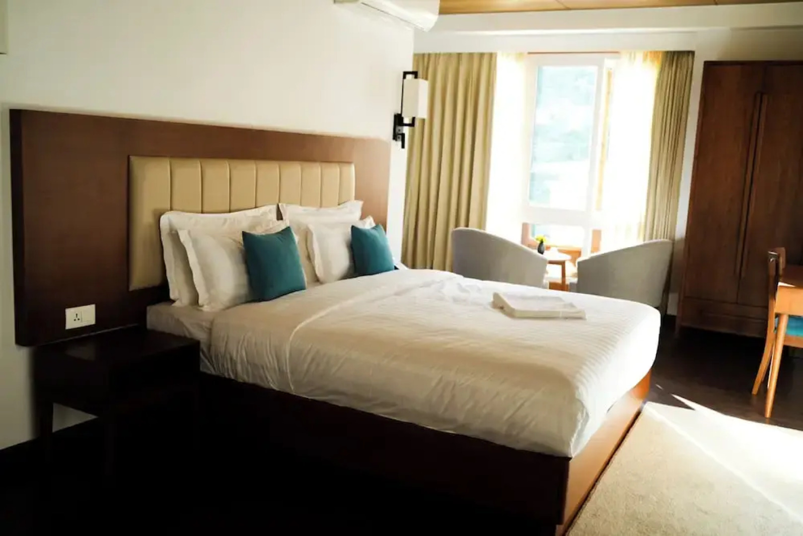 The 33rd Executive Suites