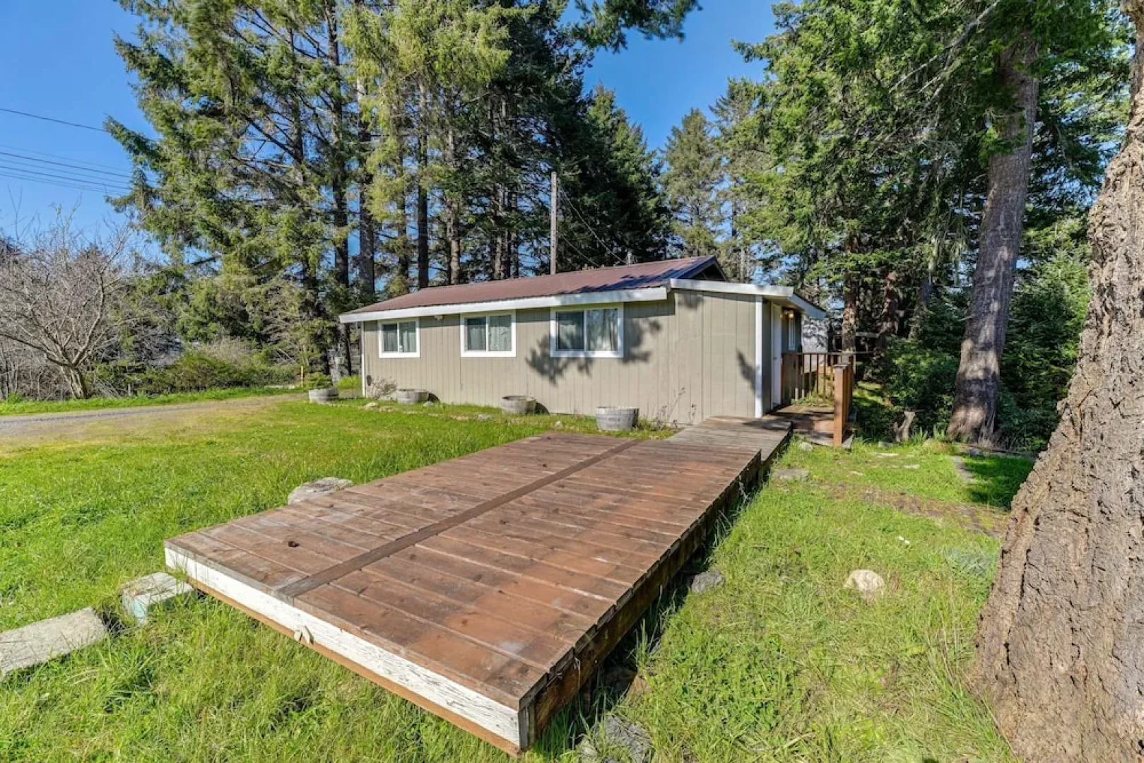 On-site Creek & Fishing: Cozy Coos Bay Retreat!