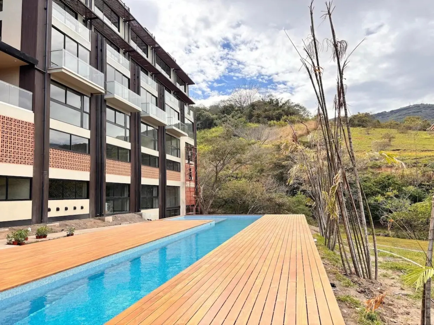 BEE Suites San José - Santa Ana