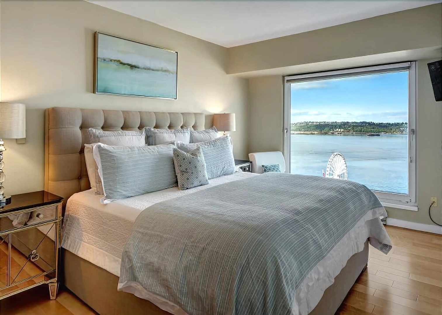 Newmark Elliott Bayview Luxury Suite - Two Bedroom Apartment with Balc