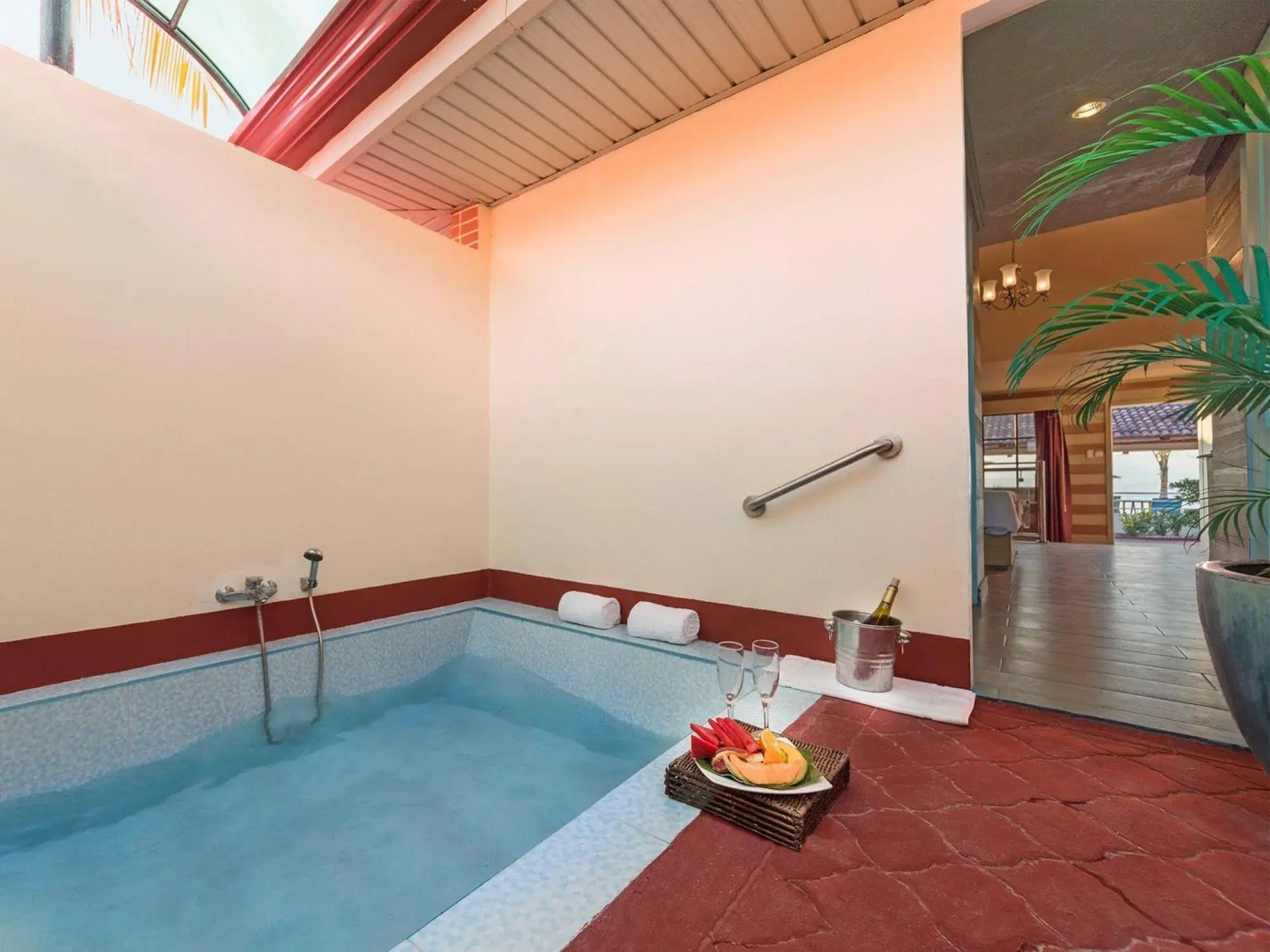 White Rock Waterpark and Beach Hotel