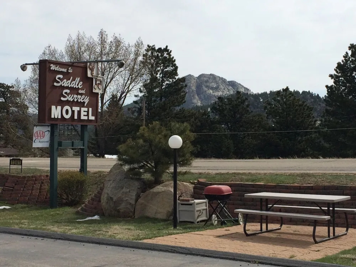 Saddle & Surrey Motel