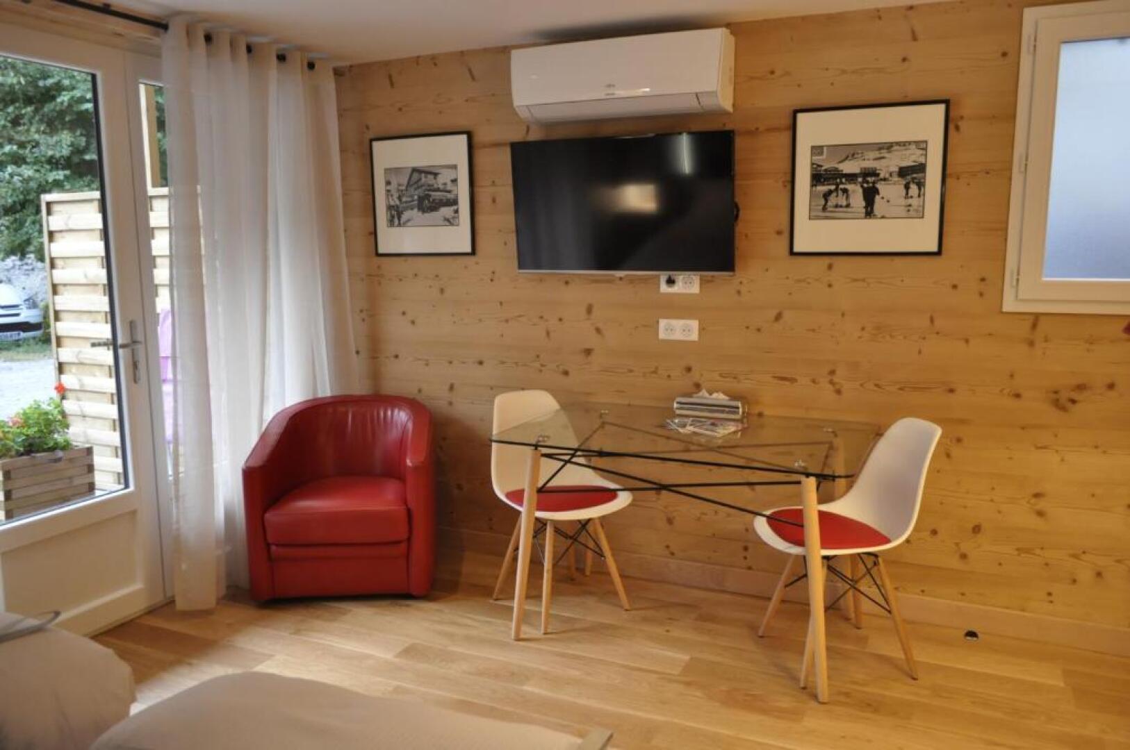 Chalet la Cachette Cyclists Skiers