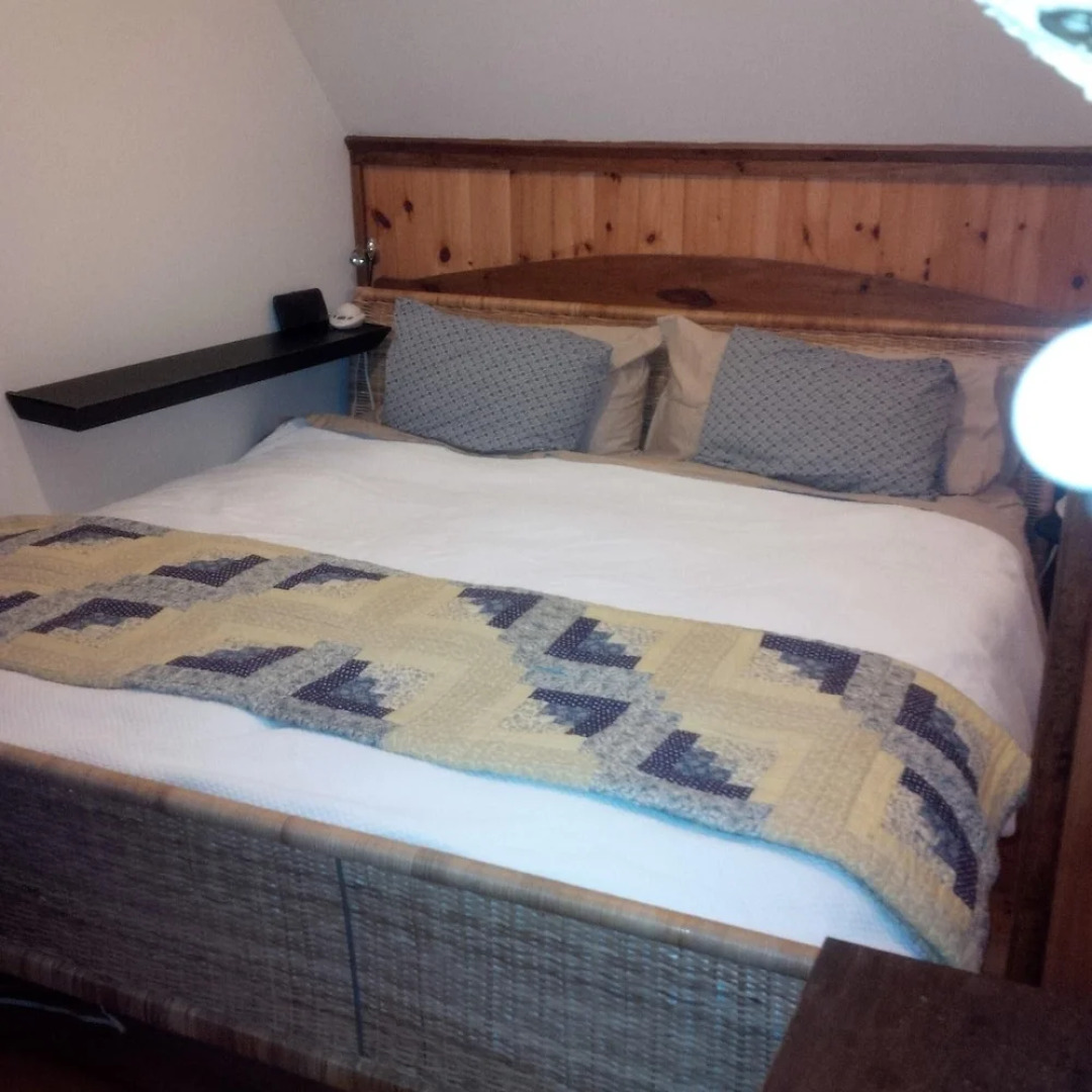 Stornoway is a Gorgeous cottage just 5 ft from White Lake!