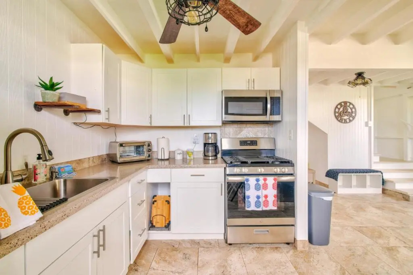 NEW - Pineapple Loft - Entire House Downtown Hilo with AC